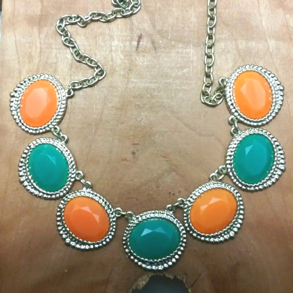 Green and orange oval necklace in gold tone